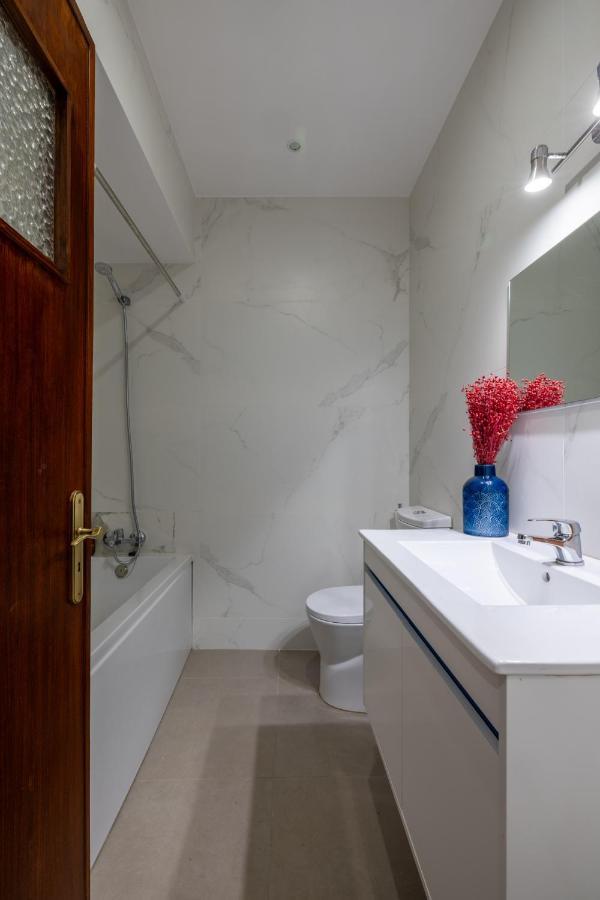 Ferienwohnung Downtown 2 Minutes By Walk To Center And Metro-Direct To Airpot T4 Porto Exterior foto